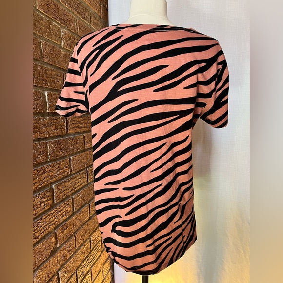 Victoria's Secret Pink V-neck short-sleeve T-shirt Salmon/black Tiger print - L - Picture 2 of 5